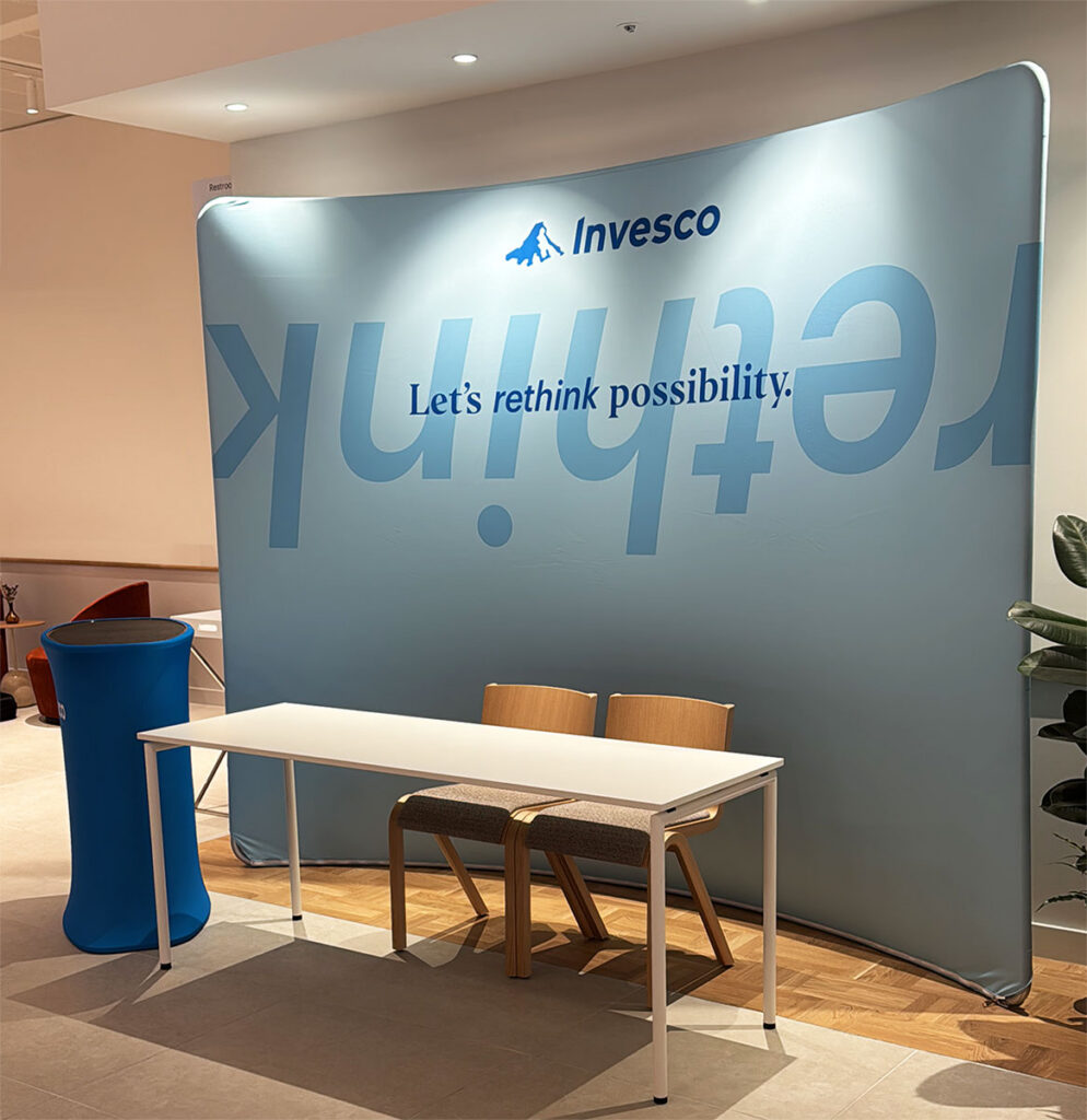Zipper Wall Curved [Invesco]